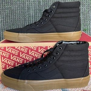 Vans Men’s Sk8-Hi Reissue (Canvas Gum) Black/Lghtgm
VN0A2XSBL0D
Sneakers